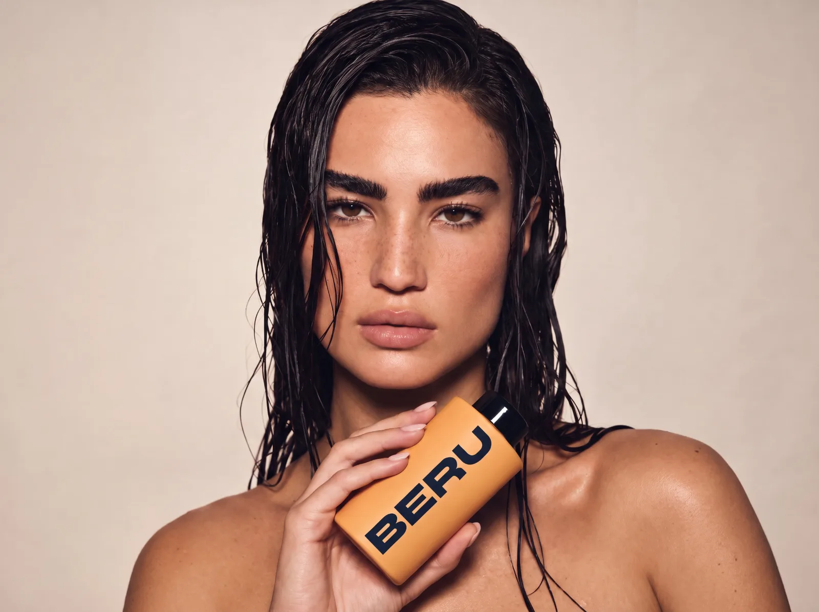 Fotografía de producto con IA: modelo sosteniendo un producto capilar Beru