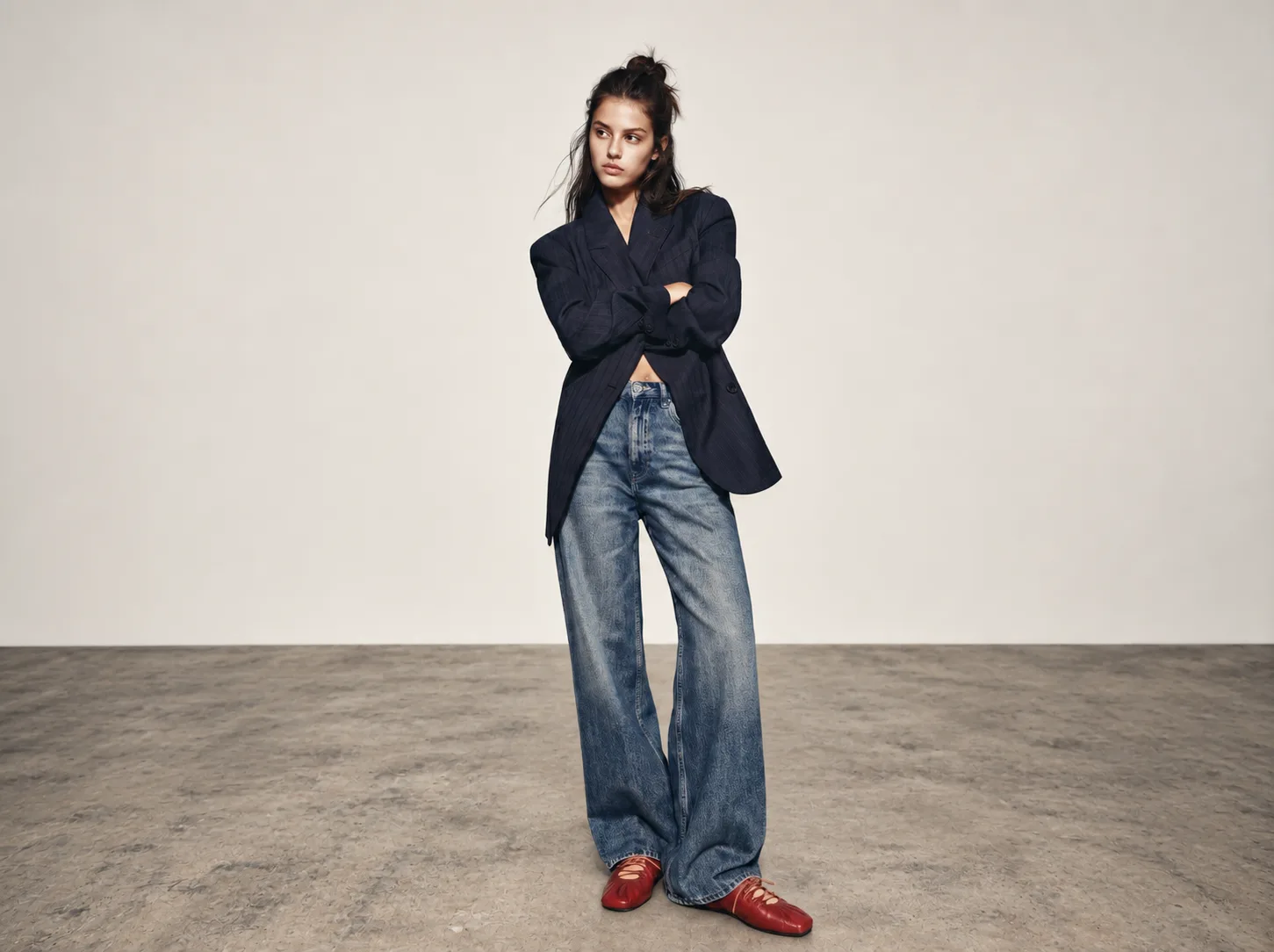 Producción de campaña de moda con IA: modelo con blazer y jeans en estudio